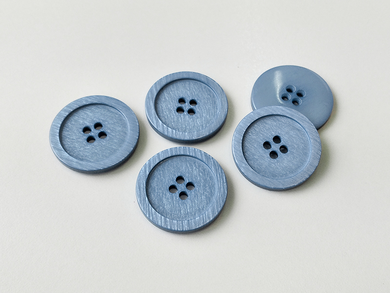 www.knopfparadies.de - 2737bl - Blau schimmernde Kunststoffknöpfe mit vier Löchern