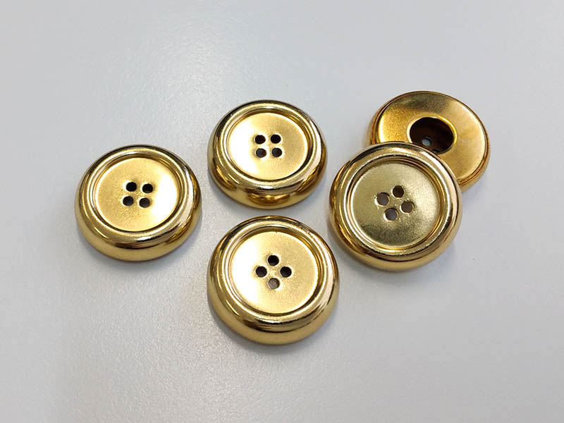 www.knopfparadies.de - 6491go - Leichte, wulstige, goldfarbene Blechknöpfe mit vier Löchern