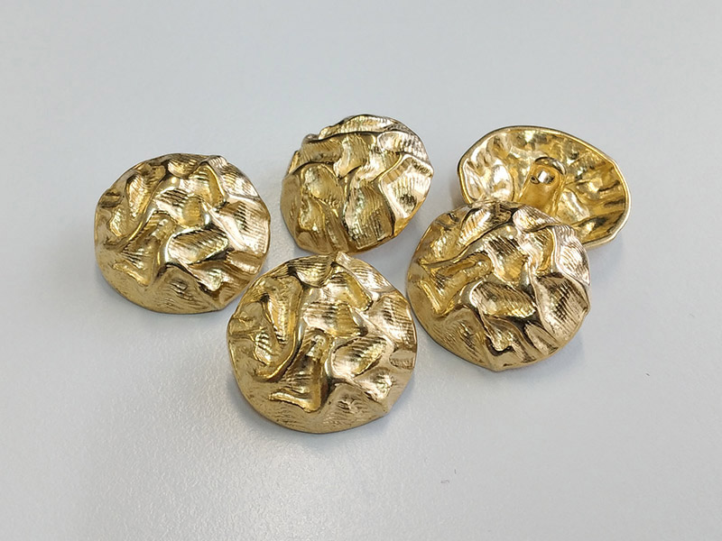 www.knopfparadies.de - 4553go - Goldfarbene Metallknöpfe, fast wie drapierter Stoff