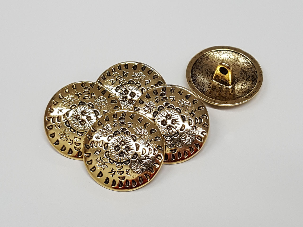 Bildschöne goldfbarbene Metallknöpfe