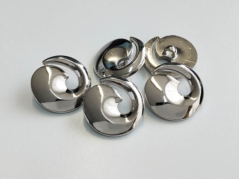 www.knopfparadies.de - 3903si - Glänzend silberfarbene Kunststoffknöpfe in Spiralform