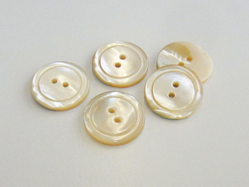 www.knopfparadies.de - pm047be - Beige Perlmuttknöpfe mit schmalem Rand und zwei Löchern