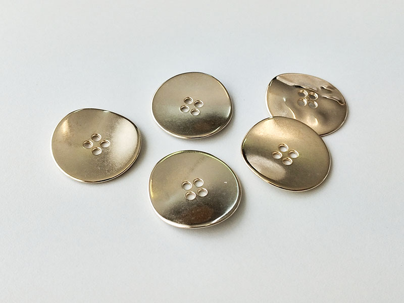 www.knopfparadies.de - 1567go - Hell goldfarbene Metallknöpfe mit vier Löchern