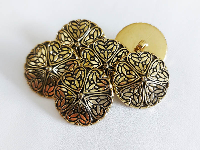 Interessante sonnenschirmförmige Blütenknöpfe aus altgold Kunststoff