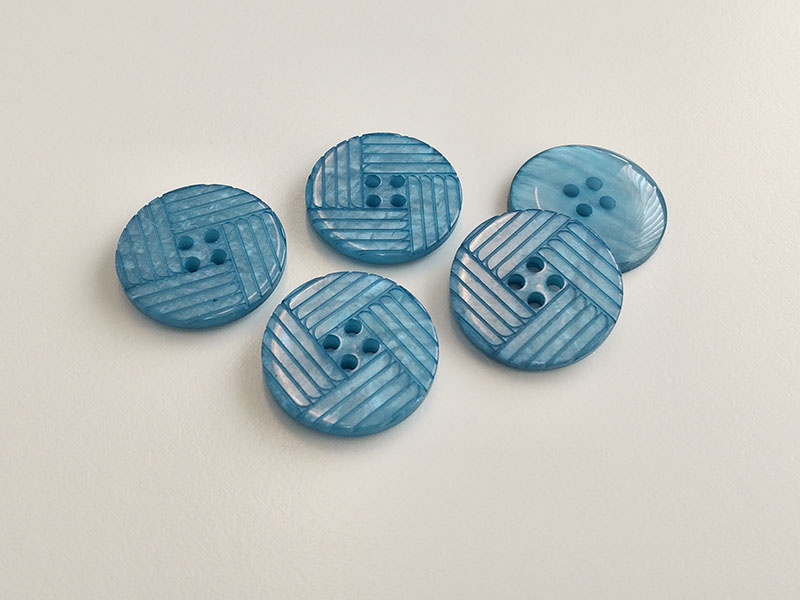 www.knopfparadies.de - 6737bl - Blau schimmernde Kunststoffknöpfe mit vier Löchern
