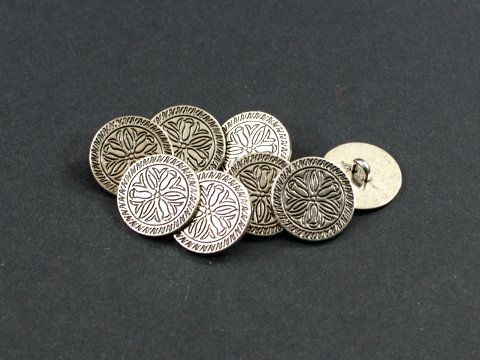 Metallknöpfe mit Blumen-Motiv