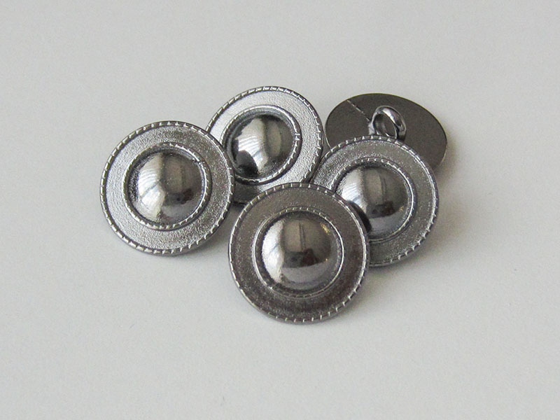 Dunkelchromfarbener schöner Metallknopf