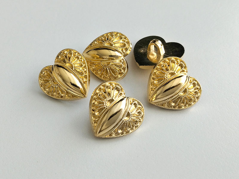 Niedliche, goldfarbene Herz Knöpfe aus Kunststoff - ideal für Dirndls