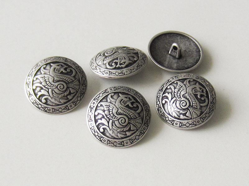 Altsilberfarbene Metallknöpfe mit Drachenmotiv