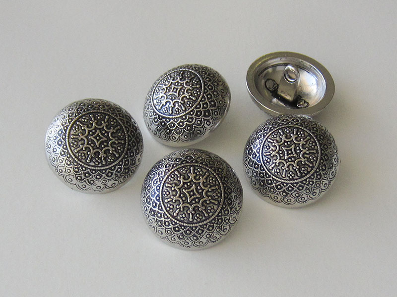 www.knopfparadies.de - 1546as - Nostalgische glänzend altsilberne halbkugelförmige Metallknöpfe mit filigranen Ornament Muster