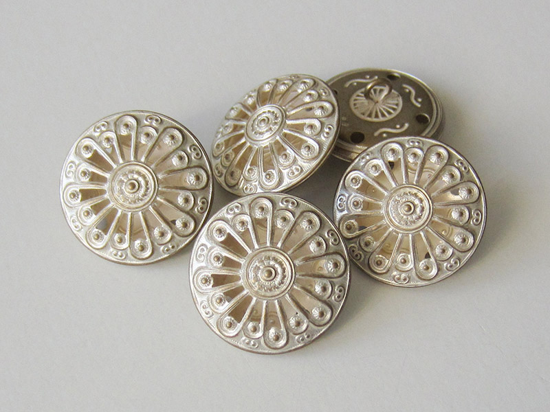 www.knopfparadies.de - Besonders leichte, goldfarbene Knöpfe aus Metallblech