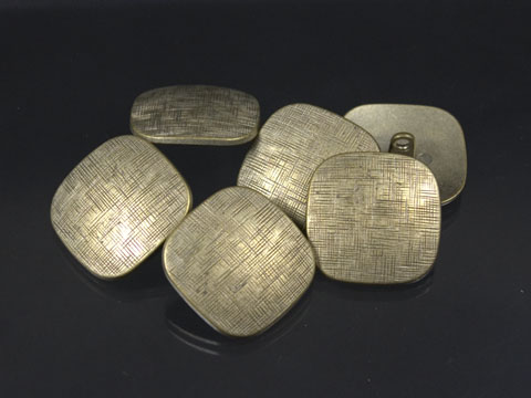 Quadratischer Metallknopf mit abgerundeten Ecken