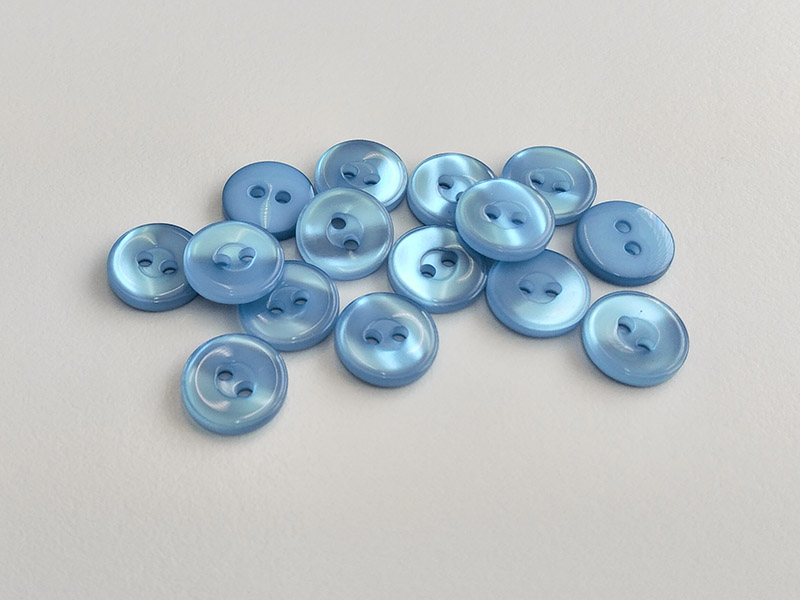 www.knopfparadies.de - 6364bl - Kleine, blau schimmernde Blusenknöpfe mit zwei Knopflöchern