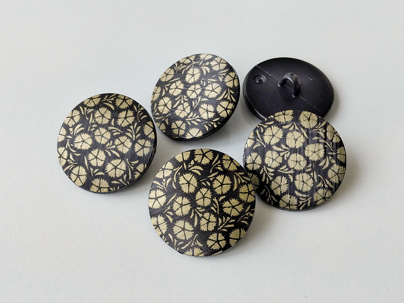 www.knopfparadies.de - 2814sg - Schwarz-goldfarbene Kunststoffknöpfe mit hübschem Blütenmuster