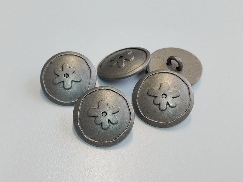 www.knopfparadies.de - 3739ds - Dunkel silberfarbene Metallknöpfe mit nostalgischem Blütenmotiv