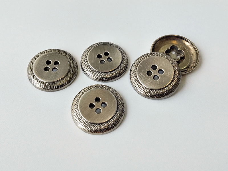 www.knopfparadies.de - 2469as - Eisenfarbene Metallknöpfe mit vier Löchern