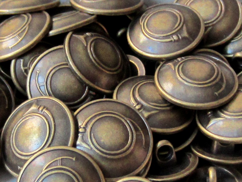 Stilvolle altmessingfarbene Metallknöpfe mit Jagdhorn