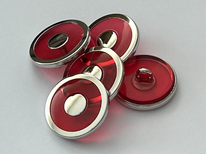 www.knopfparadies.de - k361ro - Kunststoffknopf in Rot mit edlem silberfarbenen Metallrand