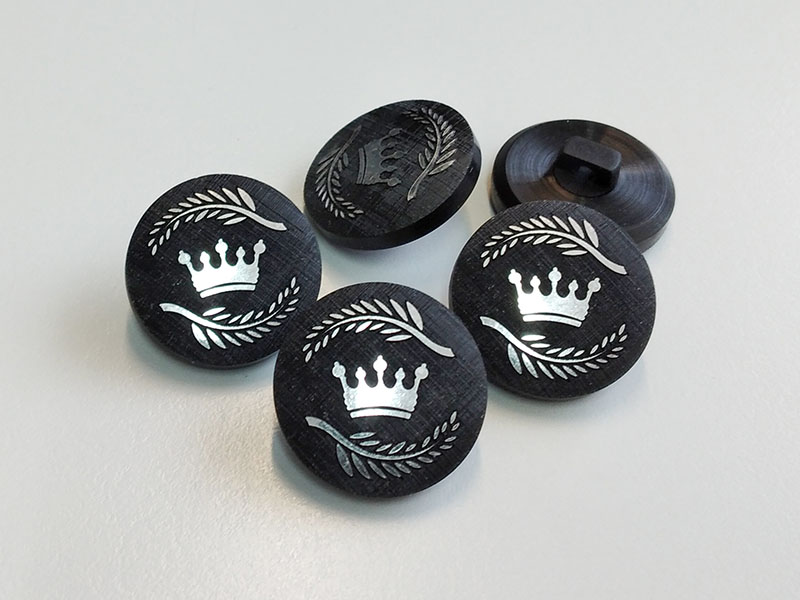 www.knopfparadies.de - 6548sc - Schwarze-silberne Kunststoffknöpfe mit Kronenmotiv