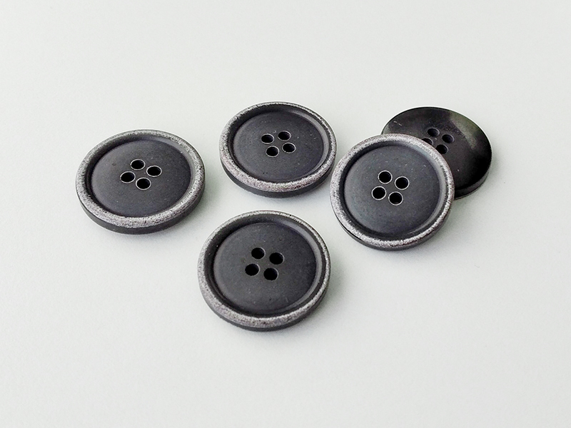 www.knopfparadies.de - 2354sc - Dunkelbraune, fast schwarze Kunststoffknöpfe, B-Ware!