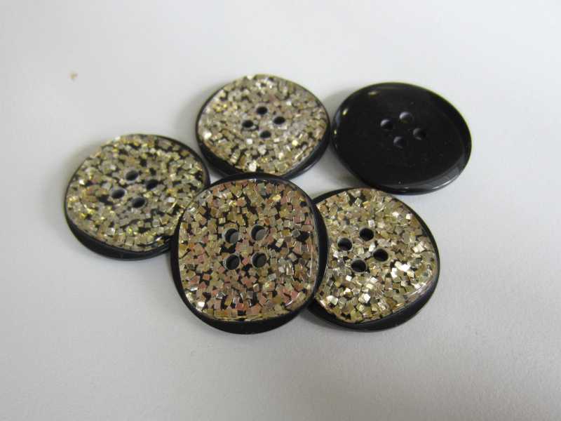Schwarzer Knopf mit silber- & goldfb. Glitzerpartikeln