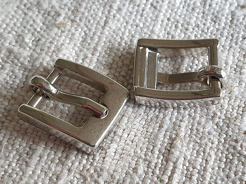 Kleine silberfb.Gürtelschnallen aus Metall - mit Dorn - 10mm Innenmaß