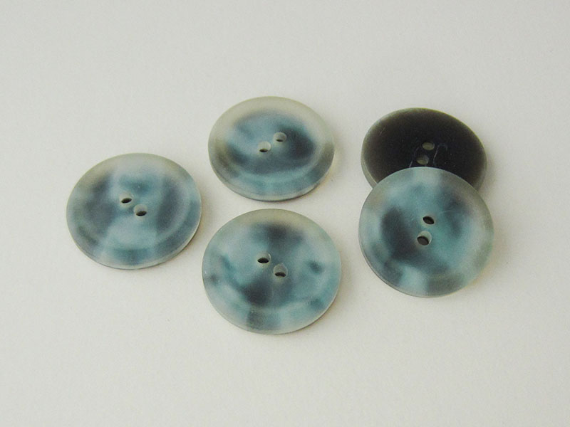 www.Knopfparadies.de - 2515bl - Hellblau und grau melierte Zweiloch Kunststoffknöpfe wie gefrostetes Glas