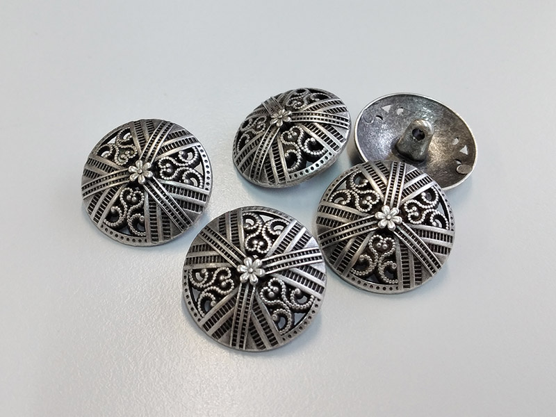 www.knopfparadies.de - 6129as - Altsilberfarbene Metallknöpfe mit opulentem Durchbruchmuster