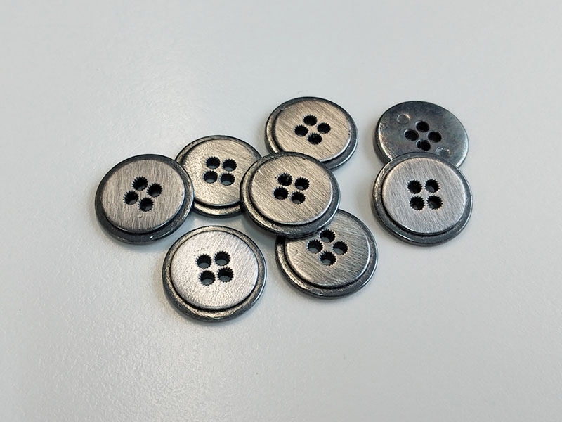 www.knopfparadies.de - 6942ts - Günstige, flache Metallknöpfe mit vier Knopflöchern