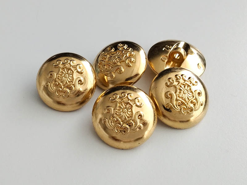 www.knopfparadies.de - 6450go - Glänzend goldfarbene Kunststoffknöpfe mit mondänem Wappenmotiv