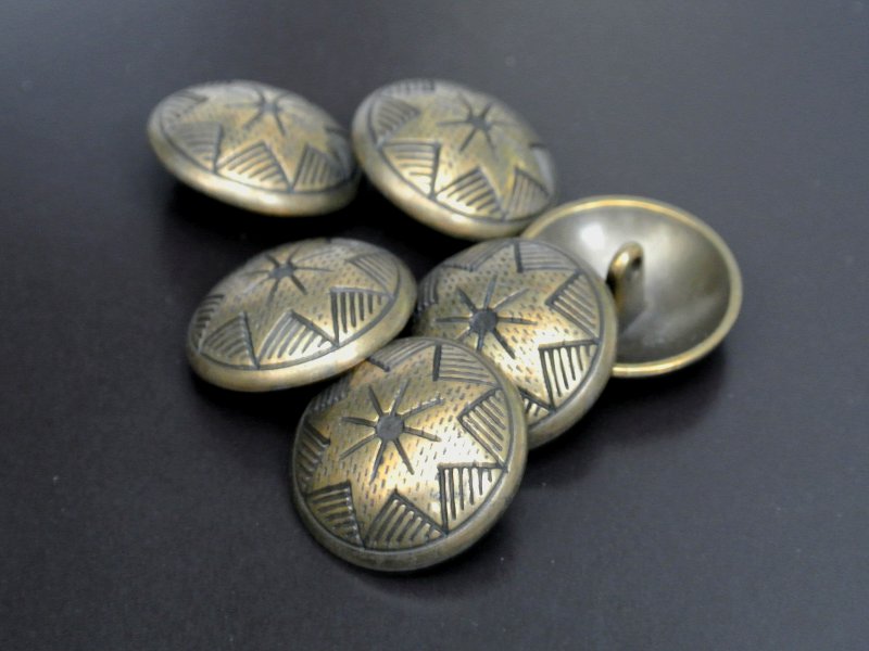 Altmessingfb. Metallknopf mit Sternmuster