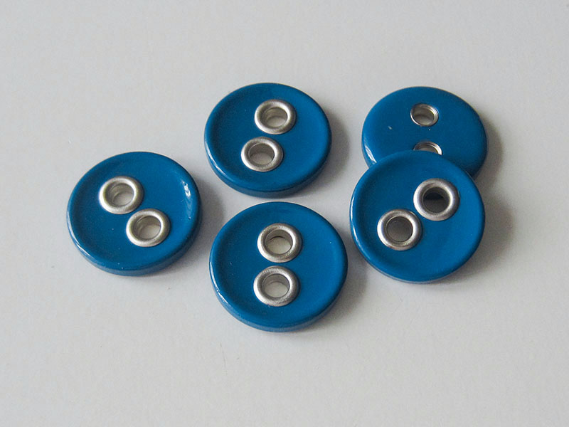 www.Knopfparadies.de - 5900bl - Dekorative blaue Kunststoffknöpfe mit großen silbernen Knopflöchern