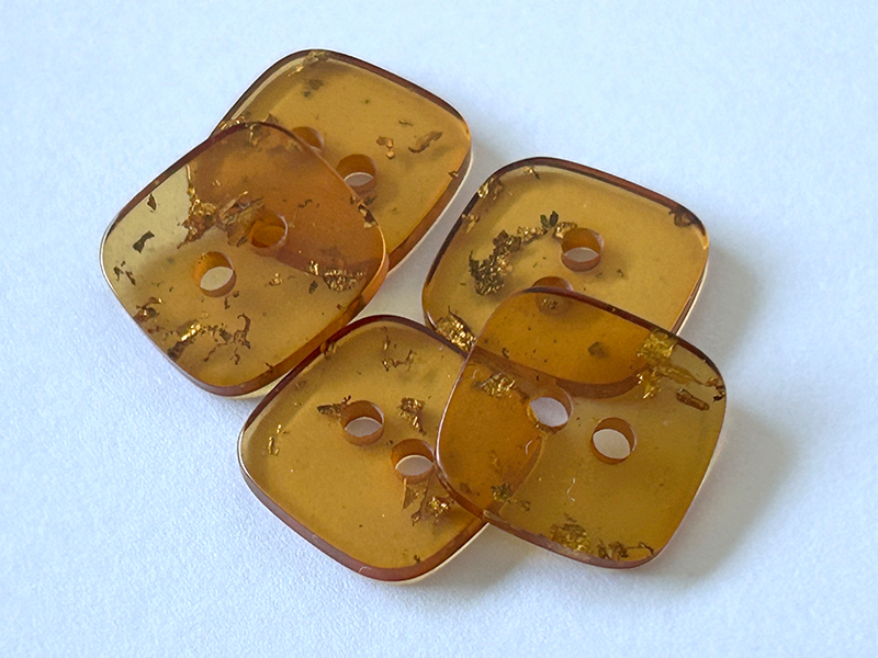 Quadratischer Knopf in transparenter Bernstein-Optik mit Blattgold-Effekten – 2-Loch
