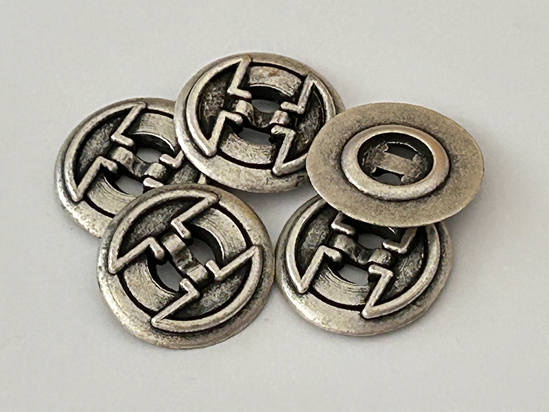 Altsilberfarbener Metallknopf mit offenem Design und Distanzring