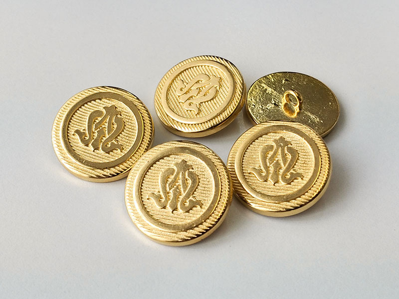 Goldfb. Metallknopfmit Jugendstil Muster