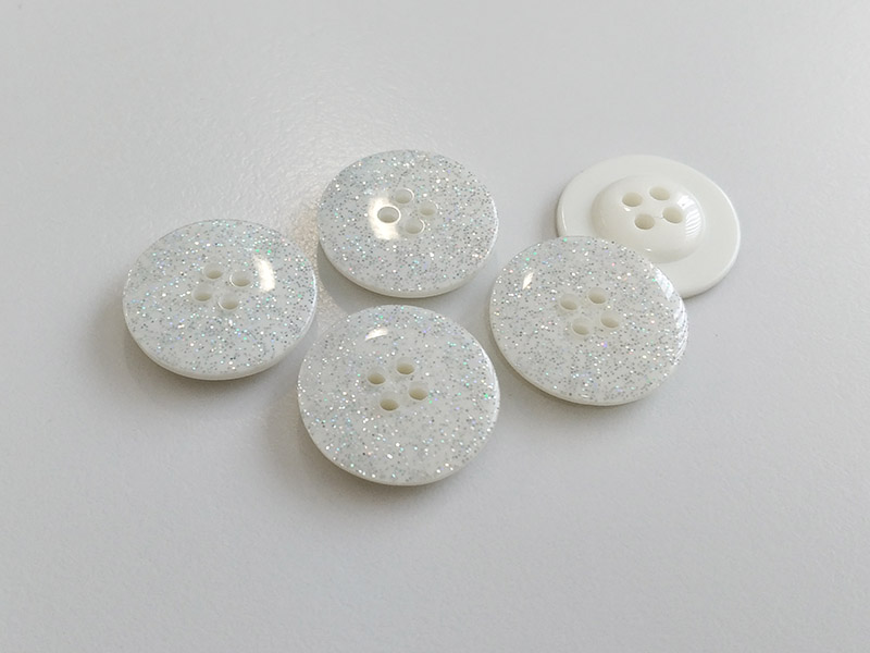www.knopfparadies.de - 4493si - Hell glitzernde Kunststoffknöpfe