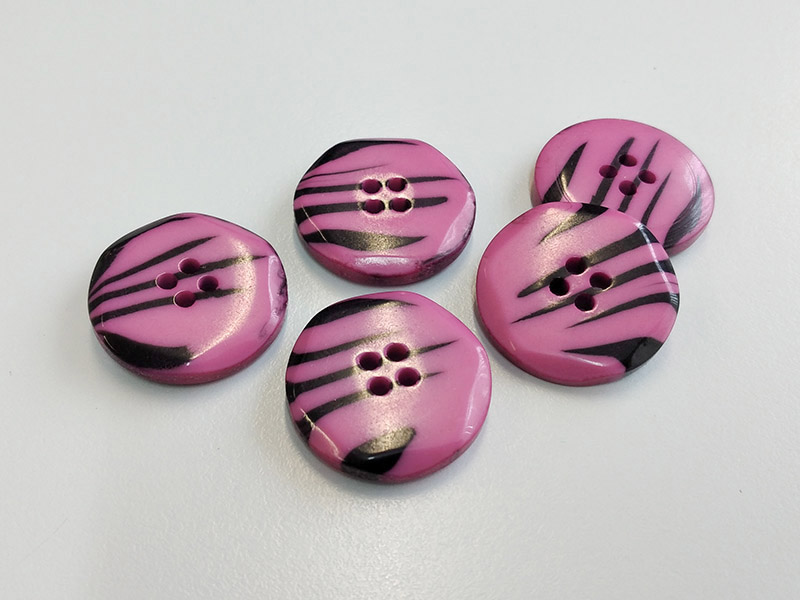 Extravagante Knöpfe im pinken Zebra-Look
