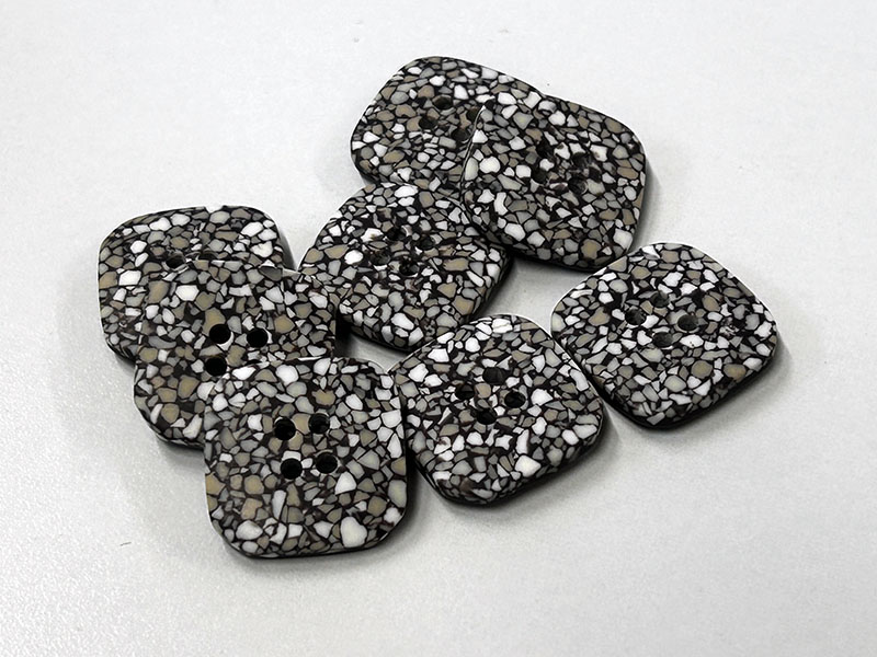 Kunststoffknopf in Terrazzo-Optik: Quadratisch mit abgerundeten Ecken