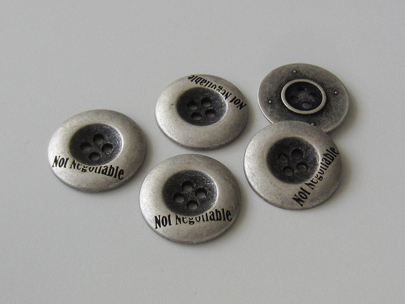 www.knopfparadies.de - 1690as - Altsilberfarbene Metallknöpfe mit vier Löchern