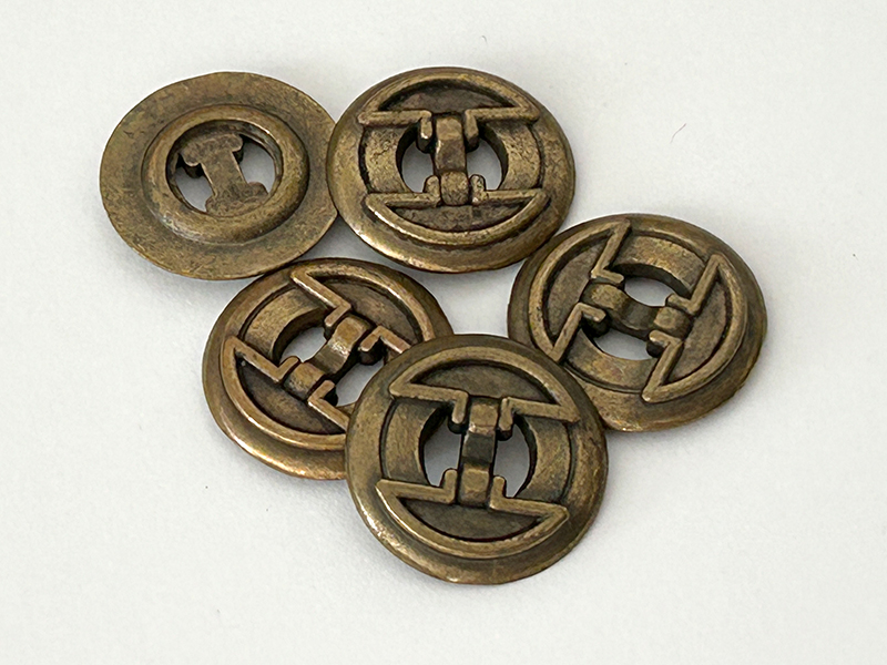 Ausgefallene Metallknöpfe in Altmessing mit Abstandring