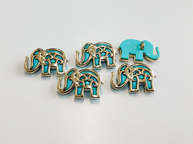 www.knopfparadies.de - 2195el - Hübsche Kunststoffknöpfe: Elefant in türkis und gold