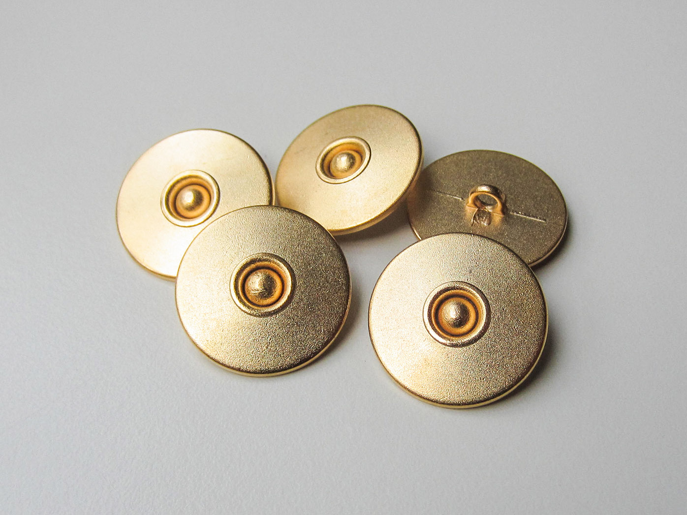 Schlichter matt goldfb. Metallknopf mit Kugel / B-WARE