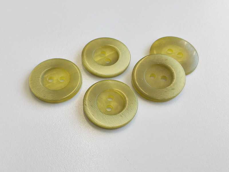 www.knopfparadies.de - 5924ol - Olivegrüne Kunststoffknöpfe mit zwei Löchern
