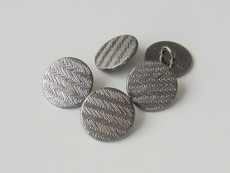 www.Knopfparadies.de - 3974ch - Tolle chromfarbene Ösenknöpfe aus Metall mit geometrischem Muster