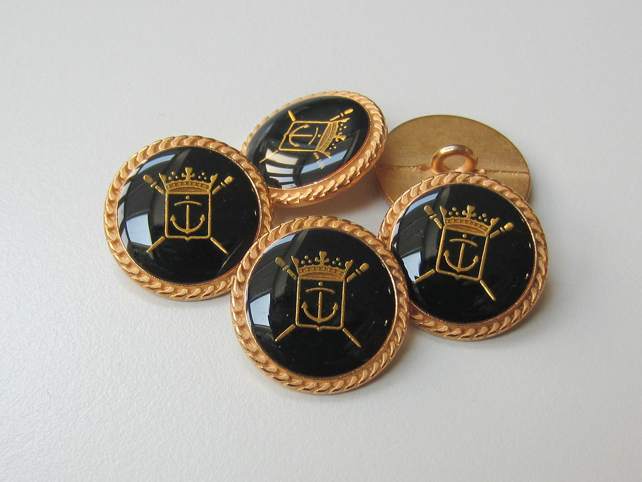 Günstiger schwarz-goldfb. Wappen Metall Knopf / B-WARE