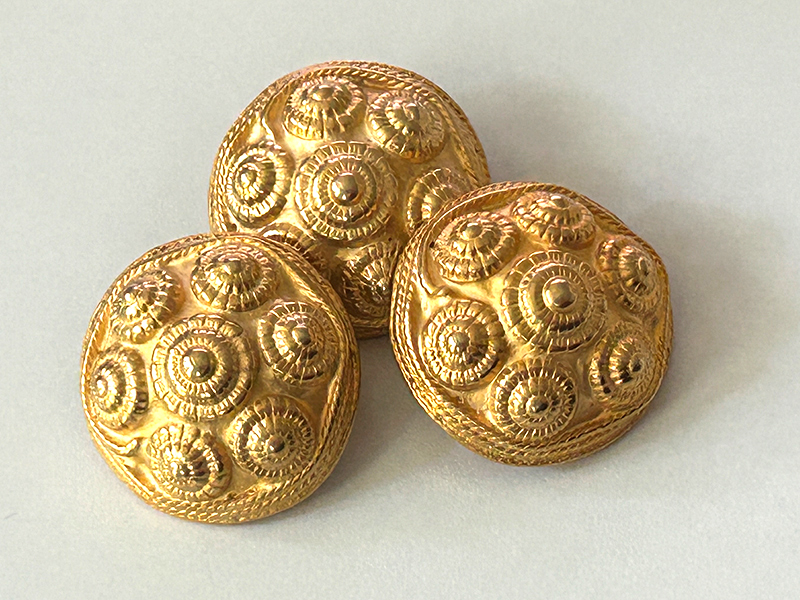 www.knopfparadies.de - d477go - stark gewölbte goldfarbene Metallknöpfe mit kreisförmigen Ornamenten