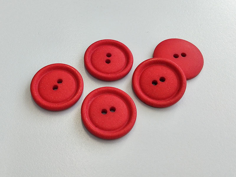 www.knopfparadies.de - 6503ro - Rot eingefärbte Zweilochknöpfe aus Kunststoff