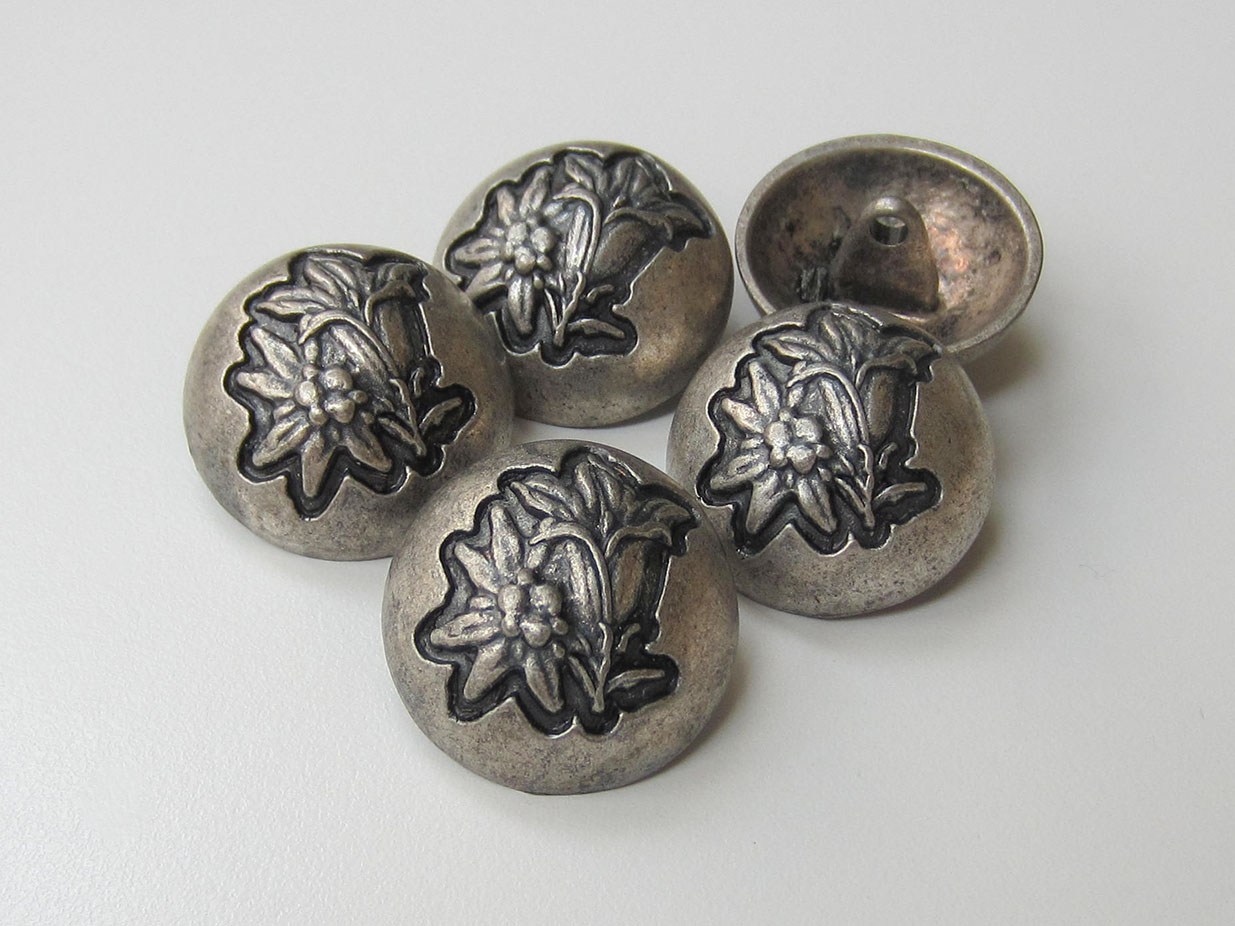 Großer altsilberfb. Metall Knopf mit Enzian & Edelweiß