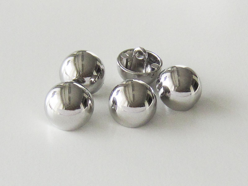 Glänzend silberfarbene Metall Ösen Knöpfe in Halbkugel Form