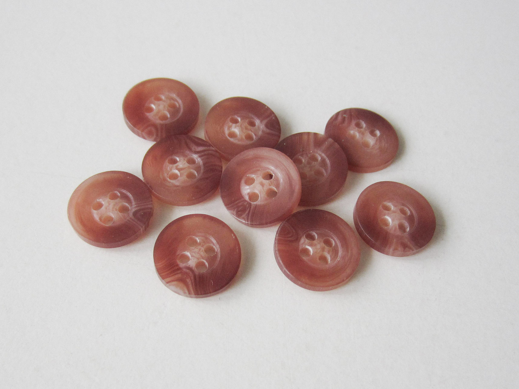 Kleiner rot melierter Vierloch Knopf mit breitem Rand